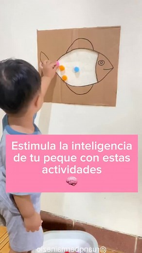 Actividades sencilla para peques de 16–18 meses Estas actividades son ideales para tu peque de 16 a 18 meses porque combina juego, movimiento y aprendizaje. Solo necesitas materiales que ya tienes en casa Todo esto: ✔ Mejora su precisión y coordinación mano-ojo ✔ Fortalece sus deditos (base para la escritura más adelante) ✔ Trabaja su atención y concentración ✔ Aprende a seguir límites visuales ✔ Estimula el reconocimiento de colores ✔ Y sobre todo… se divierte mientras aprende 💛 Es un juego rá