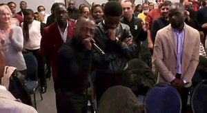 Aujourd'hui, j'étais dans une église à Bordeaux, et je peux dire que Dieu ne cesse jamais de m'étonner à travers ses prophètes. Il existe des moments où il faut s’effacer rester dans la foule🙌🏾 | Grâce lokwa oficiel