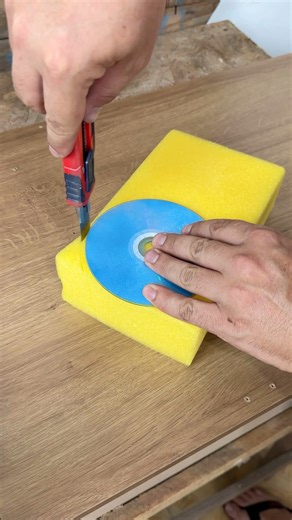 660K views · 5.6K reactions | Colque um CD em uma espuma de pedreiro e fique surpreso #solutions #dicas #tools #ideias #técnica | Casal Gambiarra | Facebook
