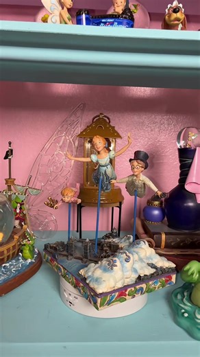 My Peter Pan collection keeps growing. Wendy and her brothers flying over London🧚🏻Mi colección de Peter Pan sigue creciendo. Wendy y sus hermanos volando sobre Londres 🧚🏻#PeterPan #DisneyCollector #Unboxing #disneytiktoks #ForYou