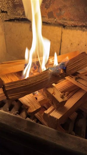 Our stick kindling and firelighter bags are the ideal way to get your fire started! Perfect for the cold weather coming in later this week! 🥶 Add them to your next firewood order 🙌🔥 www.kingdomfirewood.co.uk #kingdomfirewood #cosyhome | Kingdom Firewood