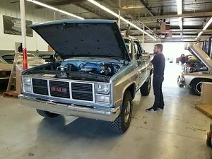 10K views · 267 reactions | 1984 GMC High Sierra short bed de Fabien✅ Moteur 350ci neuf, Carbu E85, Lift Kit, Clim refaite... un super "square body" qui sort de notre atelier, en direction de la France. Un partage = un bisou  #SoCalFrenchiezTV #chevy #chevrolet #GMC #c10 #c10trucks #c10nation #highsierra | SoCal Frenchiez | Facebook