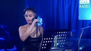 74K views · 73 reactions | ESPAÑA! Not long until my performance at Dcode festival on 8th September. Can't wait to be back!!  Here's a live session of 'Blue Lights' which I recently did for BBC Radio 1. Watch the whole video here: https://ffm.to/bluelightsbbcradio1 | Jorja Smith | Facebook