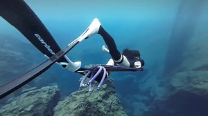 2mm Women's Over Knee Thigh High Socks🤿🧦Get Your Size👇👇 https://hydrone.shop/collections/diving-stocking/products/2mm-womens-over-knee-thigh-high-socks COMFORTABLE FIT: The dive long socks are made with 2mm premium neoprene to give you a flexible and comfortable fit, fewer restrictions, and less foot fatigue during underwater kicking fins. PROTECTION: These over-knee socks protect your feet from injury by rocks or other sharp objects and provide UPF50 UV protection. They can be worn together