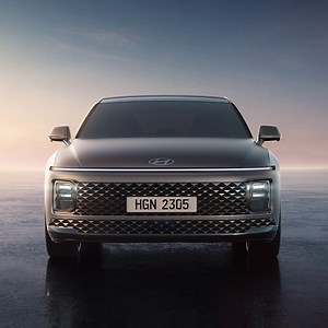 Dynamic Welcome Light illuminates your experience from the very first moment you approach the all-new AZERA. As soon as you unlock the door, the front and rear horizontal LED lamps will welcome you with a distinctive rhythmical light pattern. Meanwhile, Sequential Turn Signal seamlessly integrates light and design to indicate your next move in style. Step closer, say hello. The all-new AZERA. #AZERA #Hyundai #HyundaiAZERA * AZERA is badged as GRANDEUR in some markets including Korea. | Hyundai W