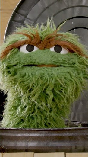 Meet Oscar the Grouch 💚🗑️ #sesamestreet