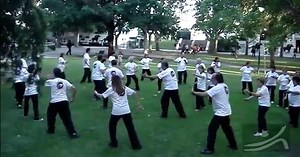 Tai Chi Chuan no se trata sólo de patadas y golpes externos. Contiene cosas que muchas personas disfrutan durante toda la vida: perseverancia, confianza en uno mismo, fuerza, perseverancia... Quizás no todos puedan lograr el éxito en Tai Chi Chuan en el futuro. No todo el mundo lo considera una carrera para toda la vida, pero la experiencia y el proceso de aprender Tai Chi Chuan le dieron el valor para afrontar la vida con fuerza y ​​confianza, y sutilmente formó la creencia de que nunca darse p