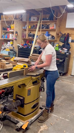 Weekend workshop vibes from Tool Girl’s Garage. Let's just TURN UP the sound and enjoy the #woodshop music courtesy of #PowermaticWoodworking. 🎶 Like, Follow, and Share the ❤️ #PowermaticJointer #Powermatic #woodworking #diycrafts #diy #wood #woodcraft #woodworkingcommunity #asmr | Powermatic
