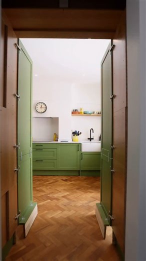 Smile Kitchens on Instagram: "Underrated kitchen design features 👀 Handless kitchens 🫱 Create a sleek and minimalist look, plus their super easy to clean with no handles catching grime 🥴 Integrated microwave 👩‍🍳 Keeps countertops clutter free and blends seamlessly with cabinetry for a modern finish ✨ Pink kitchens 💗 Adds warmth and personality that’s softer that a bold hue but still makes a statement. Plus, pink complements natural wood, brass finishes and white worktops beautifully! Appli