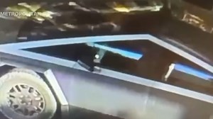 Cybertruck 在拉斯维加斯特朗普酒店被引爆的新视频，如果你仔细观察，你会看到司机的头部转动。 与FBI说嫌犯在引爆前自杀完全相反，引发更多争议！