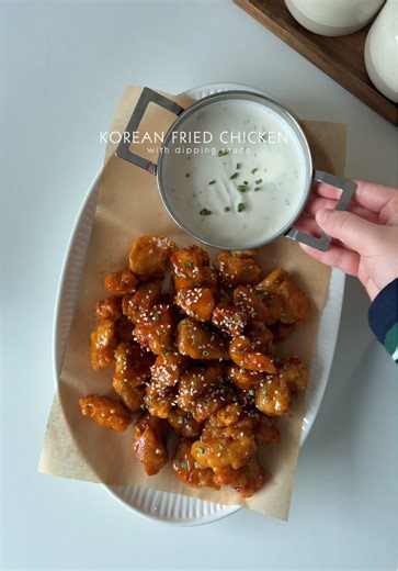 Korean fried chicken with dipping sauce. Extra crispy, sticky glaze, creamy dip, pure comfort food. Full recipe is on my website: delicate-kitchen.com, link in bio! . . #koreanfriedchicken #friedchicken #chickenbites #chicken #recipe