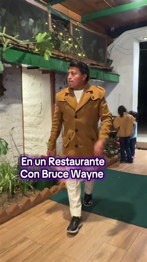 Cenando en un Restaurante con Bruce Wayne