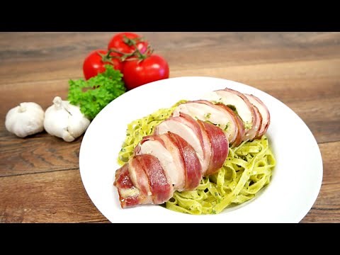 Pesto og mozzarella-fylt kylling i bacon og pasta