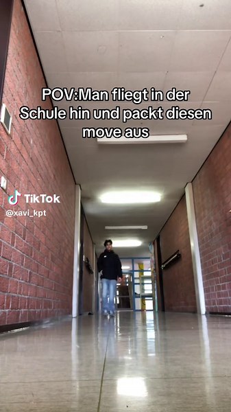 Schüler stürzt in der Schule und beeindruckt mit Move