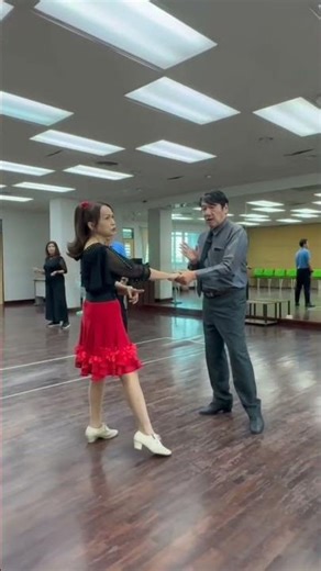 Cuban rumba: Open hip twisf#ครูศักดิ์ลีลาศศูนย์