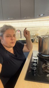 👩‍🌾Ja na wózku gotuję, lecz nie skarżę się wcale, Spaghetti już się kręci, a makaron w sali! Choć garnki mi uciekają, a sos czasem🍅🍅🍅 wszędzie pryska, Moja kuchnia żyje, śmieje się z bliska.👌🤣🥘🍲🫕 Bo mójm wózek to skrzydła, a nie żadna przeszkoda, Gotuję jak mistrz, choć czasem szkoda! 😉 To jest wyrób medyczny. Używaj go zgodnie z instrukcją użytkowania lub etykietą. Podmiot odpowiedzialny: Ortolife Sp. z o.o. #spaghetti #pasja #jedzenie #SM #niepełnosprawni Wiola Gotuje Kulawy Alladyn