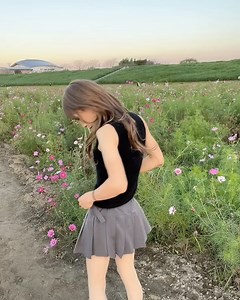 Sara_❤︎ 𝕔𝕣𝕠𝕤𝕤𝕕𝕣𝕖𝕤𝕤𝕖𝕣 on Instagram: "Do you like mini skirt? This maybe too short but I love it 🙈💕 if you like, just tell me then I would wear mini skirt anytime on your request🥰😉💛 The most beautiful autumn day is over🌅🌸. There are so many people shooting photo 📸and movie until it becomes really dark 🌅 I also didn’t want to leave t