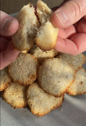 ZWEI - ZUTATEN - KEKSE TEIL 2 KEIN ZUCKER✅ KEIN MEHL✅ KEIN MIXER✅ natürlich süß - gesunde fette & kein gedöns glutenfrei du benötigst nur eine banane & 200g kokosflocken 170 grad o/u-hitze ca. 12/15 minuten backen. optional mit abrieb einer zitrone vermengen. oder: mit dattelschokolade glasieren = bounty-kekse oder: orangenschalenabrieb = fruchtiges sommereis-feeling oder: ein paar himbeeren der masse zugeben oder, oder, oder.... weitere möglichkeiten gerne in die kommentare & auf jeden fall aus