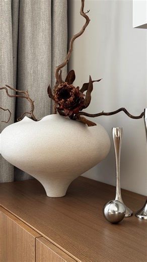 Ieva•Interjero dizainerė•kurmanonamai on Instagram: "Nors Kalėdos baigėsi, namuose jaukumą galima kurti ir toliau🤍 Žvakės, lemputės, stalinis šviestuvas, žaluma, pledas, arbata ir šiltos kojinės🤍 #kurmanonamai #interiordesign #designer #cozy"