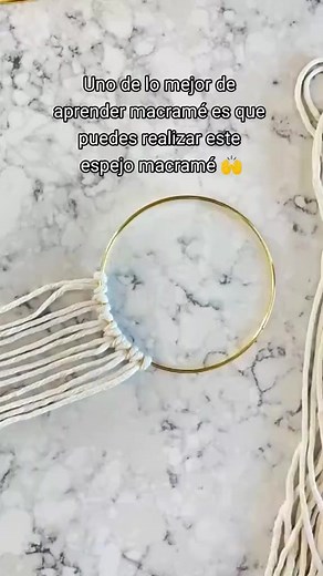 Espejo Macramé 🤗 📷by: @bowhoandco Siga a allmanualidades para más inspiraciones 🌿 Descubre la Magia del Macramé y Transforma tus Sueños en Piezas Únicas. 🌙💭 Este Curso Online es tu Entrada al Mundo del Tejido Creativo. ¡Dale "Me Gusta" si estás listo para comenzar esta aventura! Visita el enlace en mi perfil para más información. 🌟 #macrametutorial #nudosmacrame #mujeres #macramelove #nudos #bohome #macrame #mexico #España #diy #manualidades | All Manualidades