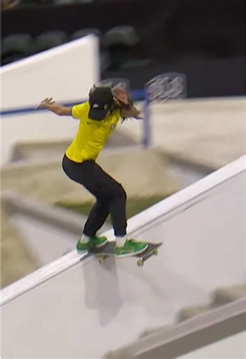Antes da bola rolar hoje, um lembrete: o Brasil também decide no skate 🛹🇧🇷 @rayssalealsk8 na SLS Seattle 2022, com a amarelinha no peito e voltando a trick que valeu título. 🏆 #SLSBrasil