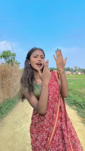 Shooting time...😜😜😛 . . . .. . . . . . . .. . . . . . . . .. .. _viral #_bhojpuri_🔥❤️😂😂 #shout_outshoutouts_ #trendingreels #trendingstar😇☺ #_trending_reels_😎😎__new_reels_insta😘❤️_like_comeent #viral #_viral_trending_post__insta🌍❤️❤️ #_viral_trending_post__insta🌍❤️❤️ #_trending #_bhojpuriya_mood❤️😘🤩 #bhojhpurisonglover❤️ #bhojapurireels❤️trding #virlpost😉❤️❤️ #viralinstagram | Aarti Kamat