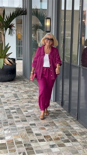 MULBERRY or WHITE! 💕 Two fabulous COLOURS in one of my favourite looks, for IN-BETWEEN SEASONS. LINEN PANTS with an elasticised waist and a LONG SLEEVE SHIRT is so easy to wear and comfortable. This look is fabulous whether the shirt in open with a tank top underneath or buttoned up. EASY, COMFORTABLE STYLE! 💞 ~~ Leanne 157cm or 5’2” wears: - Murberry Pant and Shirt @ebandivelifestyle (Last season) - White Pant and Shirt @bypias (Last season) ~~ Styled by Leanne @thiswiththis #agelesselegance 