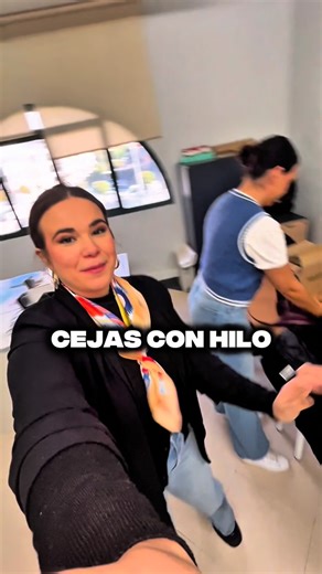 Carmen Orellana on Instagram: "Hoy hemos tenido a la gran Noemí Argüelles andaluza @arabia.pozo haciéndonos las cejas con hilo ♥️ De verdad pensaba que iba a doler más ehhh"
