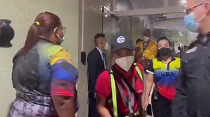 La mañana de este 14 de septiembre, la campeona olímpica Yulimar Rojas regresó a #Venezuela, donde fue recibida por su familia. Mientras pasaba las puertas del aeropuerto, la atleta era recibida con aplausos y con su buena actitud y humildad, correspondía con saludos. «Bienvenida a la reina Yulimar Rojas, ¡Hola! El primer abrazo de mamá», escribió la campeona y récord olímpico en su mensaje en Twitter. Por Redacción El Pitazo #14sep #Caracas #JuegosOlímpicos #YulimarRojas #Atletismo #SaltoTriple