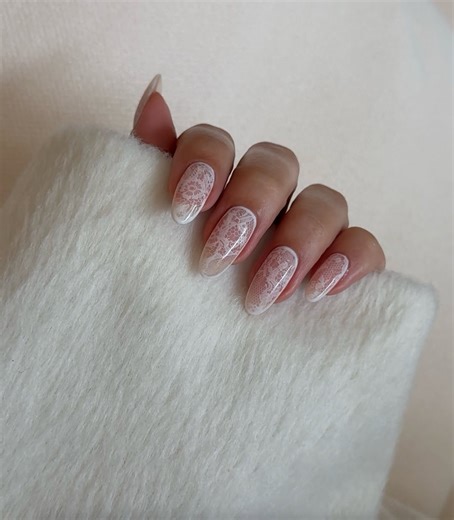 La tendenza unghie con pizzo è un'evoluzione delle nail art romantiche