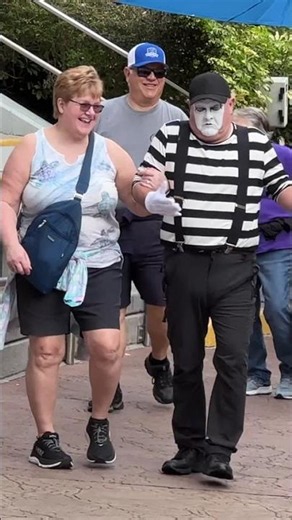 He never stops being hilarious 🤭 #tomthemime #seaworld #comedy