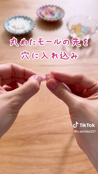 ▼材料など詳しくはコチラ▼ 📕本、重版しました〜😭🙏 ありがとうございます🥺❤️ プロフィールのリンクに入れてます🥰 🔎「新しい手作りおもちゃ」 (Amazon、楽天、書店にて発売中！) 遊んで学べる！簡単たのしいアイデア💡 ☆*:.｡.┈┈┈┈┈┈┈┈┈┈┈┈.｡.:*☆ 子どもと楽しめることシェアしてます☺️ あん です🌸 ビーズとモールで作るブレスレット✨ 短く作ればケーブルタイ♪ (愛用してます) 瓶を飾ったり ぬいぐるみのヘアバンドにしたり… 色々と活用できます！！！ モールはビーズが滑りにくいので 子どもでも扱いやすい！ 穴にビーズを通していく作業は 集中するし手先も器用になります😊 モールの端の処理の仕方は 色々と考えたのですが 動画のやり方が簡単でキレイです！ ぐるぐる巻いたモールは ポンポンみたいで可愛いですよね😆💕 通すビーズのパターンをアレンジしたり 長さを調整したりして楽しめますよ〜✨ 使ったモールは30cm ビーズは8mm、1cmぐらいが 子どもでも扱いやすいです！ 6mmサイズのビーズにもモールは通るので、お好みで🙌 極小サイズのビー
