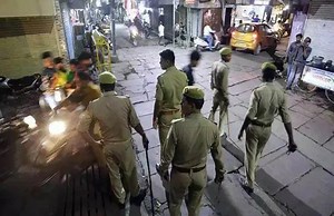 खुले में सिगरेट पीने से मना किया तो भड़क उठा शख्स, पुलिसवाले के घोंप दिया चाकू, धक्का देकर हो गया फरार