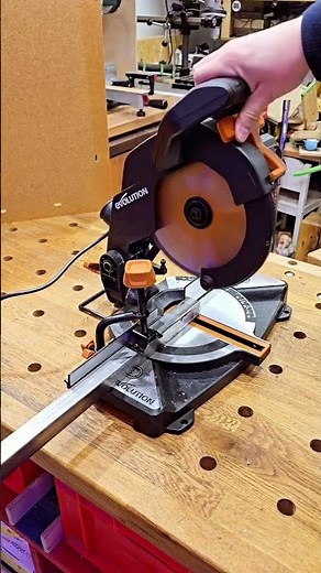 Couper du métal avec la scie à onglet R210CMS+ d’Evolution ? Voyez le résultat par vous-même !