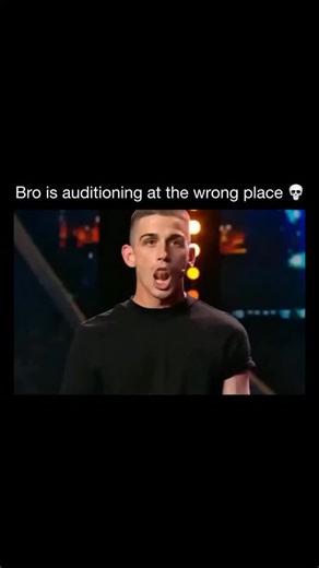 follow fast, accepting now! on Instagram: "日本利用压电瓷砖将脚步转化为电能。 这些瓷砖捕捉来自你脚步的动能。当你行走时，你的重量和动作会对瓷砖产生压力。瓷砖会轻微弯曲，从而产生机械应力。瓷砖内部的压电材料将这种应力转化为电能。每一步都会产生少量电荷，而数百万步结合在一起就能产生足够的电力来驱动 LED 灯、数字显示屏和传感器。在像涩谷车站这样繁忙的地方，每天大约有 240 万个脚步为这一系统作出贡献。这些电能可以被储存或立即使用，从而减少对传统电力来源的依赖，并支持可持续的城市基础设施。这种方法将日常运动转化为实用的可再生能源。 #日本 #知识 #事实 #你知道吗 #推荐 科技 创新 历史 技术 实验 热门"