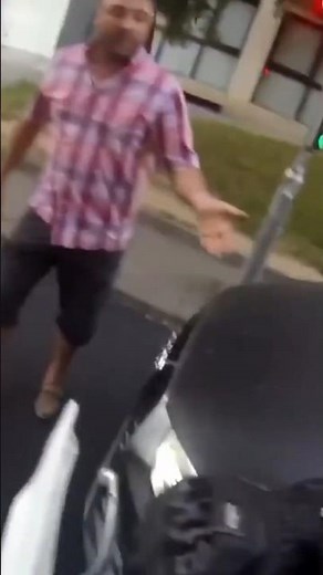 Voiture écrase le pied du motard 😱 Police = Fuite de l’automobiliste ! 2/2