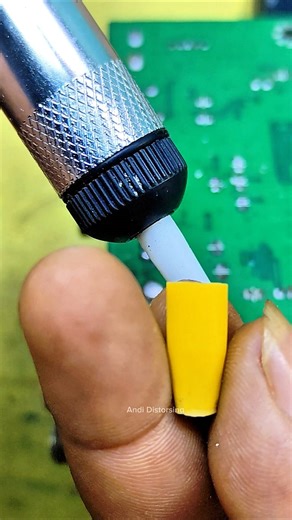 How to clean tin residues on PCBs, a technology first developed in the 19th century. #PCBRepair #TinRemoval #SolderingTips #DesolderingPump #19thCenturyTech | Andi Distorsing