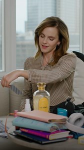 当たってる?! #EmmaWatson がタロットカードを披露🃏 #inthebag | VOGUE JAPAN