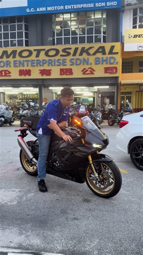 Exploring the Honda CBR1000RR-R Fireblade Features