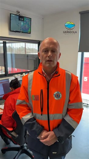 𝐀𝐭𝐮𝐚𝐥𝐢𝐳𝐚𝐜̧𝐚̃𝐨 𝐝𝐚 𝐢𝐧𝐟𝐨𝐫𝐦𝐚𝐜̧𝐚̃𝐨 | 𝟏𝟒𝐡𝟎𝟎 O Presidente da Câmara Municipal de Grândola faz a atualização da informação à população. Contactos Úteis: Proteção Civil | 912 238 076 Bombeiros Mistos de Grândola | 269 498 450 GNR | 269 249 170 Proteja-se! Siga as recomendações das autoridades. #grandola #municipiodegrandola | Município de Grândola