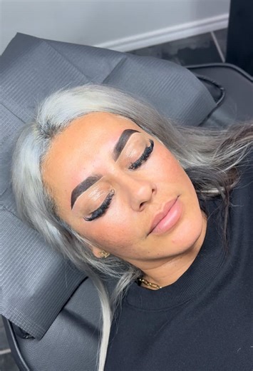 Darker tint= Longer lasting brows🪩… • • I always get a lot of questions like “how long does tint last” or “how can I make my tint last longer” and the real truth is that the longevity of your brow tint depends on the proper aftercare (how well you’re taking care of them) and also the intensity of the shade selected🪞With a good maintenance, your tint can last up to 4-6 weeks but we also have to keep in mind that lighter and darker tones do fade at different rates✨…
