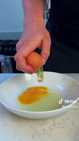 Popcorn Chicken 🍗 Crispy panko-breaded popcorn chicken drenched in a sweet and salty sauce, served alongside some coriander-lime rice, this WILL bag you that second date 😏🔥 Serves 2 4 large chicken thighs, skin & bone removed, cut into bite sized pieces 4 tbsp plain flour 1 tsp smoked paprika 1 tsp garlic granules / powder 2 eggs 100g panko breadcrumbs Vegetable oil 2 tbsp sesame seeds 40ml light soy sauce 50g honey 80ml water Juice and zest of 1 lime 2 garlic cloves, minced 1 tsp fish sauce 