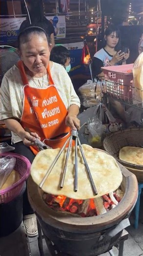 Thai Grandma Selling Traditional Rice Crackers!Thai Street Food
