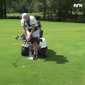 Spiller golf med ett bein