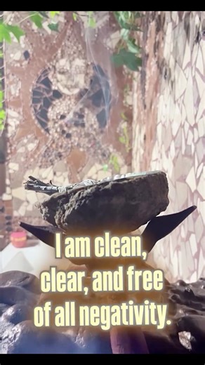 3 comments | Smudging clears your space. Soaking clears your mind. Together, they create harmony between your energy, emotions, and body — one peaceful night at a time. DROP « 7 » in the comments if you want my 7 NIGHT Smudge & Soak Ritual Calendar. #smudging #nighttimeritual #releasing #affirmations | Caroline Lemieux | Facebook