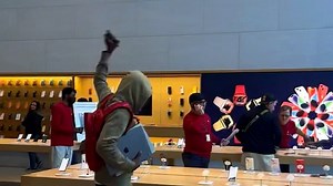Brazen thieves ransack Apple store in California while staff watch