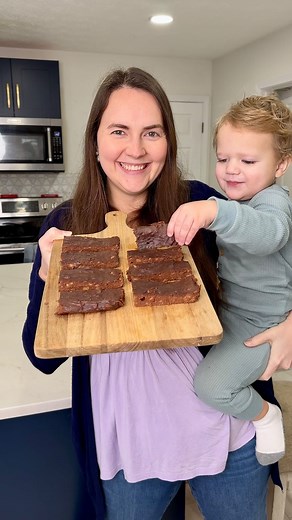 Kamry Vincent | Kentucky Creator on Instagram: "These 3 ingredient brownies make a perfect easy snack for your kids and they are so easy to make! All four of my kids loved them! Share this recipe with a busy mama! 😋 Ingredients 3 ripe bananas 1/2 cup peanut butter 1/4 cup cocoa powder Directions 1)Preheat your oven to 350F and line a square 8x8 pan with parchment paper. 2)In a large mixing bowl, add your bananas and mash well. Add the rest of your ingredients and mix together. 3)Pour the mixtur
