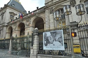 La Ville de Lyon rend hommage à Monsieur Paul aux Halles de Lyon - Paul Bocuse et sur les grilles de l'Hôtel de Ville. | Ville de Lyon