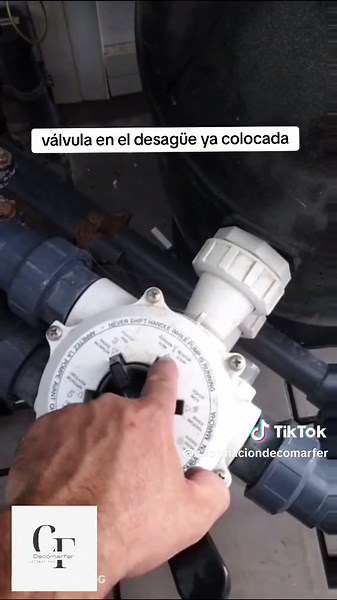 Cómo colocar una válvula en el desagüe de la piscina