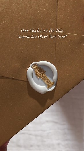 The perfect holiday duo ✨ Prosecco antique pearl sealing wax on a gold envelope, stamped with our new Cayleigh Offset Wax Stamp. This two-tone wax seal is everything we want for Christmas and more 🎄 | Artisaire